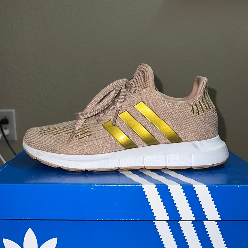 ADIDAS swift run sneaker. Ash pearl gold white. Size 6.